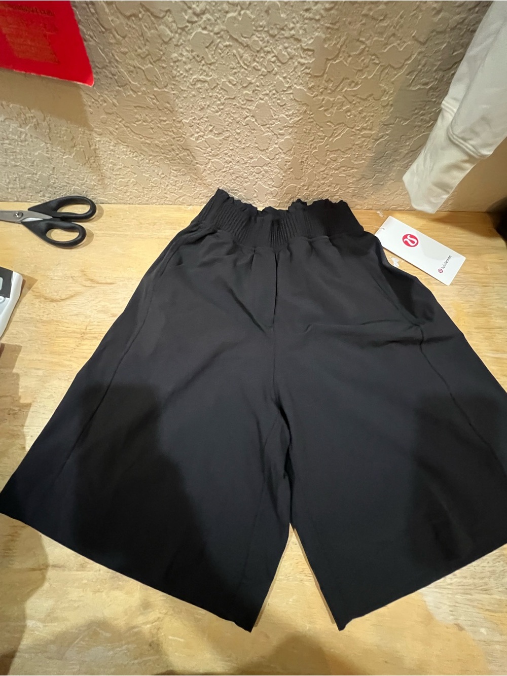 lululemon athletica Stretch Woven Ruffle-Waist HR Short 9* Color BLK size xxs
